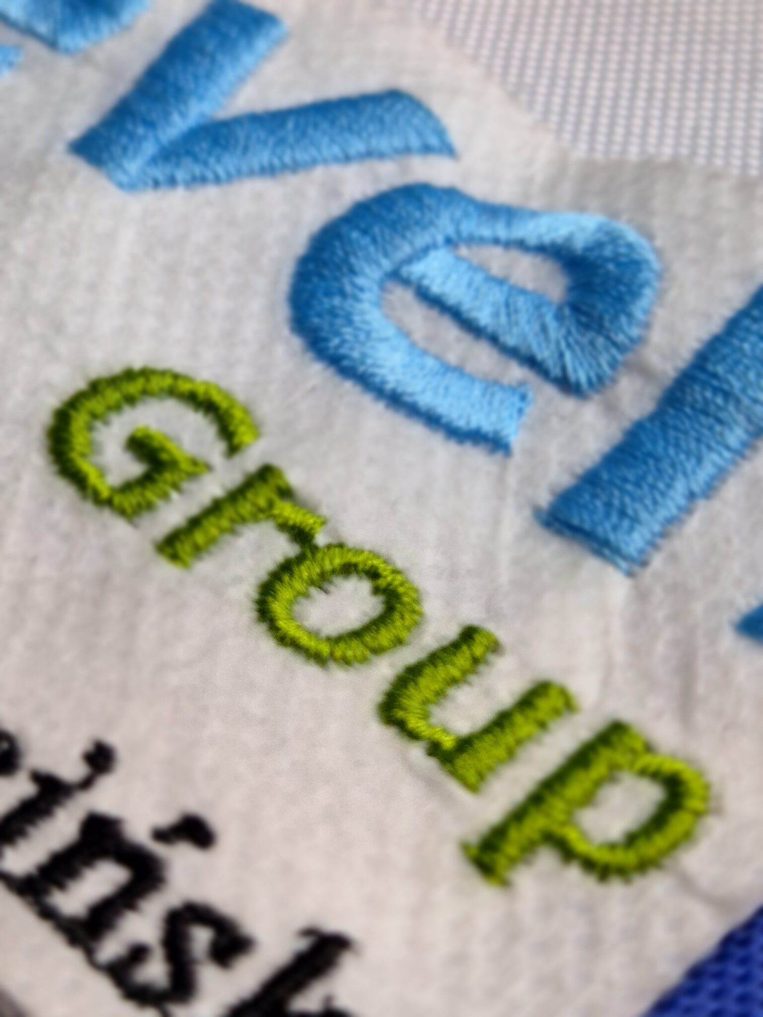 haftowane logo na ubraniu